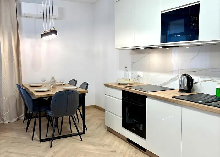 Golden Luxury 3-bedroom In Varsó