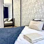 Golden Luxury 3-bedroom In *