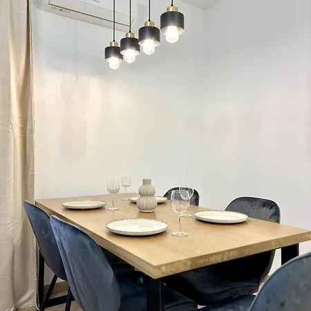 Golden Luxury 3-bedroom In Daire Varşova