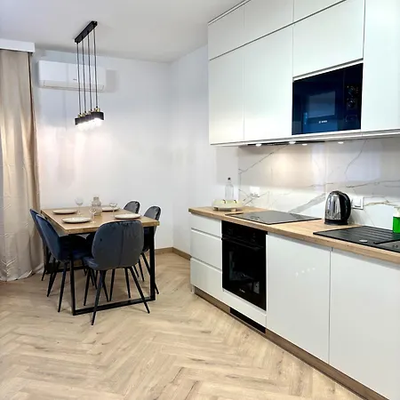 Golden Luxury 3-bedroom In Varşova